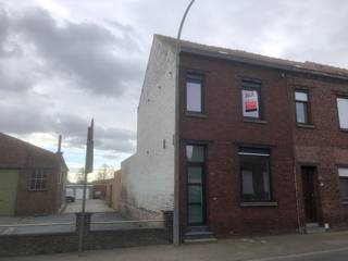 Mogelijkheid tot bijhuren van garagebox...Via de inkomhal met apart toilet, betreden we de lichtrijke leefruimte met open keuken, die zicht geeft op...
