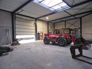 Nieuwbouwunit voor opslag van goederen gelegen in kleine KMO-zone.Indeling: Open opslagruimte van 285m².Ruime sectionaalpoort aanwezig alsook is de...