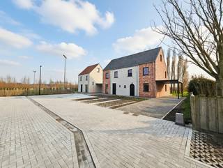 In de Jozef Verduynstraat in Ruddervoorde bouwt Danneels ruime energiezuinige gezinswoningen in stijlvolle architectuur. De woningen zijn ideaal gelegen; in een verkeersluwe straat in het centrum, dicht bij alle voorzieningen.<br /><br />Op het lot 1 bouwen we een fraaie halfopen bebouwing in hedendaags landelijke stijl.  Met o.m. een open ingedeelde woonkamer, ingerichte eilandkeuken en badkamer, mooie tuin met gezellig terras, 3 mooie slaapkamers, dressingruimte, oprit, carport, … vind je hier alles wat een gezin verlangt.<br /><br />Deze bijna-energieneutrale woning is uitgerust met een geothermische warmtepomp, zonnepanelen en een ventilatiesysteem met warmterecuperatie.<br /><br /><span>Danneels werkt jouw nieuwe woning sleutel-op-de-deur voor je af en jij kiest zelf jouw keuken- en badkamerinrichting en de vloer- en wandtegels bij onze partners. </span><br /><br /><span>De totaalprijs en de oplevertermijn liggen vooraf vast en jouw klantenbegeleider staat voor je klaar.</span><br /> 