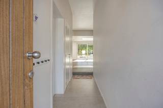 De woning geniet van een uiterst centrale ligging met winkels, scholen, openbaar vervoer en belangrijke invalswegen op korte afstand. Dankzij de lichte leefruimtes en de aangename indeling biedt deze woning een comfortabele thuis voor gezinnen die op zoek zijn naar ruimte en woonkwaliteit.
Bij het betreden van de woning valt meteen de mooie natuurlijke lichtinval op. De ruime leefruimte sluit naadloos aan op de volledig ingerichte keuken. Met maar liefst vier volwaardige slaapkamers en twee badkamers beschikt deze woning over alle comfort voor een groot gezin, thuiswerkers of wie graag extra ruimte heeft.
Bovendien is de woning bijzonder energiezuinig met een gunstige EPC-score B en beschikt ze over een conforme elektrische installatie, wat zorgt voor extra gemoedsrust voor de toekomstige eigenaar. Een kleine opfrissing naar eigen smaak, zoals een likje verf, volstaat om van deze woning uw droomwoning te maken.
Achteraan bevindt zich een aangename tuin met een vrijstaande garage, een absolute meerwaarde voor wie nood heeft aan extra bergruimte, een hobbyruimte of een veilige parkeerplaats. Voor wie groene vingers heeft, biedt de tuin bovendien heel wat mogelijkheden: er is een praktische moestuin aanwezig en dankzij de volwassen bomen zijn er verschillende aangename plekjes waar u op warme dagen natuurlijke schaduw kunt opzoeken. Een heerlijke buitenruimte om te tuinieren, te ontspannen en volop van het groen te genieten.
Contacteer ons vandaag nog voor een bezoek en ontdek zelf de vele troeven van deze mooie woning in Zwijnaarde.
Exclusief te koop aangeboden via de Oximo online verkoopsprocedure. Voor registratie en aanvaarding van de verkoopsvoorwaarden zie www.oximo.be.