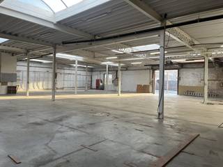 Entrepôt d'environ 800 m² pour stockage à louer à Audenarde, près de la N60.Commodités :- Sanitaire- Coin cuisine- Espace extérieur ouvert et...