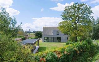 <p><span>KALKEN - Ruime woning met moderne uitbouw en groene tuin</span></p><p><span> </span></p><p><span>In een rustige en landelijke omgeving in Kalken bevindt zich deze ruime woning uit 1973, die in 2018 een grondige totaalrenovatie onderging. Het klassieke karakter aan de voorzijde van de woning werd behouden, terwijl de moderne uitbouw achteraan meteen zorgt voor een aangenaam contrast en veel licht in de leefruimtes. </span></p><p><span> </span></p><p><span>Achter de traditionele buitenzijde gaat een hedendaags ingerichte woning schuil, voorzien van alle comfort. Met een bewoonbare oppervlakte van ca. 298 m² en een perceel van 1.365 m² biedt de woning bijzonder veel ruimte, zowel binnen als buiten. De grote tuin geniet van veel privacy en vormt een aangename plek om in alle rust te vertoeven. Het bijgebouw achteraan biedt bijkomende bergruimte en beschikt over een aangenaam terras.</span></p><p><span> </span></p><p><span>Op het gelijkvloers komt u binnen via de inkomhal met toegang tot de bureauruimte en een apart gastentoilet. De eetkamer loopt mooi over in de leefruimte en de open keuken. Grote raampartijen zorgen hier voor een bijzonder aangename lichtinval en een rechtstreekse verbinding met de tuin. De ramen van de uitbouw zijn bovendien voorzien van driedubbele beglazing, wat bijdraagt aan het wooncomfort. </span></p><p><span> </span></p><p><span>Aansluitend op de keuken bevindt zich een praktische keukenberging met aansluitend de ingemaakte wasruimte. De ruime inpandige garage, bereikbaar via de inkomhal aan de achterdeur, biedt daarnaast nog bijkomende bergruimte. </span></p><p><span> </span></p><p><span>Op de verdieping bevindt zich de master bedroom met dressing, een badkamer met inloopdouche, dubbele lavabo en toilet, evenals twee volwaardige slaapkamers. Daarnaast is er nog een ruime bergzolder. </span></p><p><span> </span></p><p><span>De woning is verder uitgerust met onder meer domotica en 16 zonnepanelen. </span></p><p><span> </span></p><p><span>Een ruime en comfortabele woning waar hedendaags wooncomfort, veel licht en een groene, private buitenruimte op een bijzonder aangename manier samenkomen. </span></p><p><span> </span></p><p><span>Belangrijk: </span></p><p><span>EPC label B - 114 kWh/(m²jaar) </span></p><p><span>Richtprijs: €749.000</span></p><p><span> </span></p><p><span>Interesse? Contacteer Axel Lenaerts Destelbergen via <span>destelbergen@axellenaerts.be</span></span><span> of 09 219 08 77 voor meer informatie of een bezoek.</span></p>