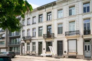 Karaktervol herenhuis met 4 slaapkamers, authentieke elementen en zonnige stadstuin van ca. 90 m² in hartje Mechelen<br /><br />Bent u op zoek naar een woning met karakter, ruimte en een uitzonderlijk renovatiepotentieel? Dan is dit statige herenhuis precies wat u zoekt. Met een bewoonbare oppervlakte van 198 m², vier volwaardige slaapkamers en tal van authentieke, originele elementen biedt deze woning een unieke kans om een prachtige gezinswoning volledig naar eigen smaak te renoveren.<br /><br />Bij het betreden van de woning komt u binnen in een stijlvolle inkomhal die toegang geeft tot de ruime leefruimte met gezellige zithoek en eetplaats. De hoge plafonds en authentieke details zorgen meteen voor een gevoel van grandeur en charme. Achter de eetplaats bevindt zich een hal met gastentoilet en toegang tot de aangename binnentuin van ca. 90 m². Voor een woning in het centrum van Mechelen is dit een uitzonderlijk grote buitenruimte waar u in alle rust kunt genieten.<br /><br />De woning is volledig onderkelderd en biedt momenteel plaats aan de keuken, een praktische wasruimte en meer dan voldoende bergruimte.<br /><br />Op de eerste verdieping bevinden zich twee ruime slaapkamers. De tweede verdieping beschikt over een derde ruime slaapkamer en een royale badkamer. Op de derde verdieping bevindt zich een zeer ruime zolderkamer met bijkomende opbergruimte in de nok, ideaal als extra slaapkamer, hobbyruimte of thuiskantoor.<br /><br />Naast het karakter en de ruimte geniet deze woning van een uitstekende ligging. Het bruisende centrum van Mechelen, met zijn gezellige winkels, horecazaken, scholen en openbaar vervoer, bevindt zich op wandelafstand. Bovendien is er in de straat ruime parkeergelegenheid, wat een grote meerwaarde is voor deze centrale locatie.<br /><br />Kortom, een unieke opportuniteit voor wie op zoek is naar een karaktervolle woning met authentieke uitstraling, een uitzonderlijk grote stadstuin en enorm veel mogelijkheden om er een prachtige thuis van te maken.<br /><br />Interesse? Contacteer ons vandaag nog voor een bezoek en ontdek zelf het potentieel van deze unieke eigendom!<br />Gino Haeck<br />0491/10.27.33<br />gino@mondovastgoed.be