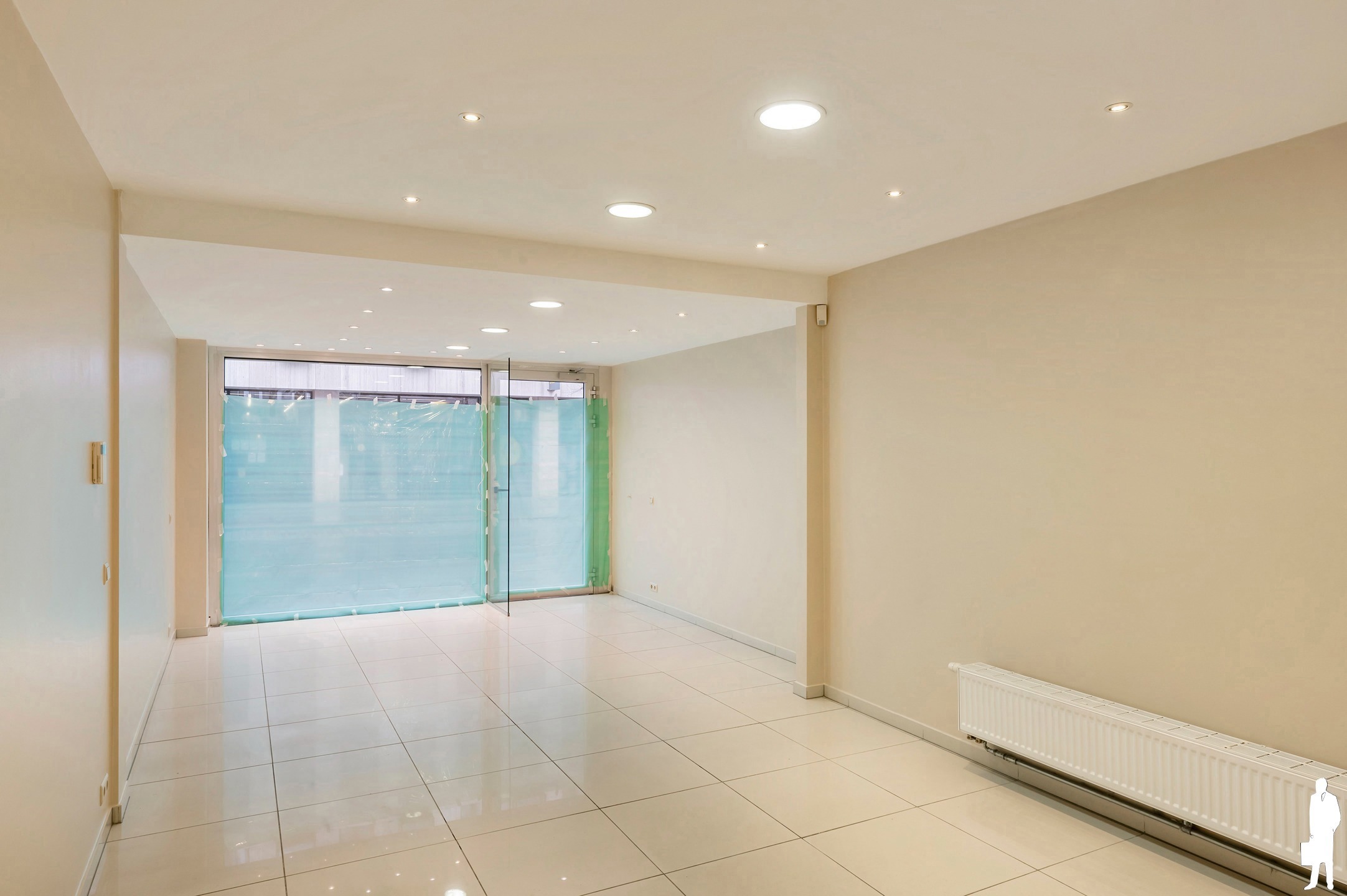 Lichtrijk commercieel gelijkvloers op toplocatie. - foto 4