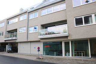 <p><strong>Schedule your visit via www.living-stone.be</strong></p><p>Modern, energy-efficient apartment with a large terrace.<br />Located on the 1st floor - with lift.</p><p>This apartment features a bright living area with an open kitchen; the night hall leads to the 2 bedrooms (12m² and 10m²). The bathroom is fitted with a bath with shower and toilet. There is also a handy storage room and a cellar for extra storage. Outside, you can enjoy a very spacious terrace (36m²).<br />An underground parking space is also available, to be rented mandatorily at <strong>€60</strong>/month.<br />Fixed monthly costs for building maintenance are <strong>€45</strong>.<br />Energy-efficient EPC: 67kWh/m² (class A)</p><p>The location in the center of Schepdaal is a real asset: shops, schools and public transport are all within walking distance.<br /><strong>Available from 01/01/2027</strong>.</p>