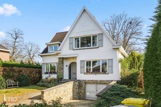 Deze woning is gelegen in een rustige, groene straat nabij de dorpskern en de Dijlevallei.U betreedt de woning via de inkomhal met gastentoilet...