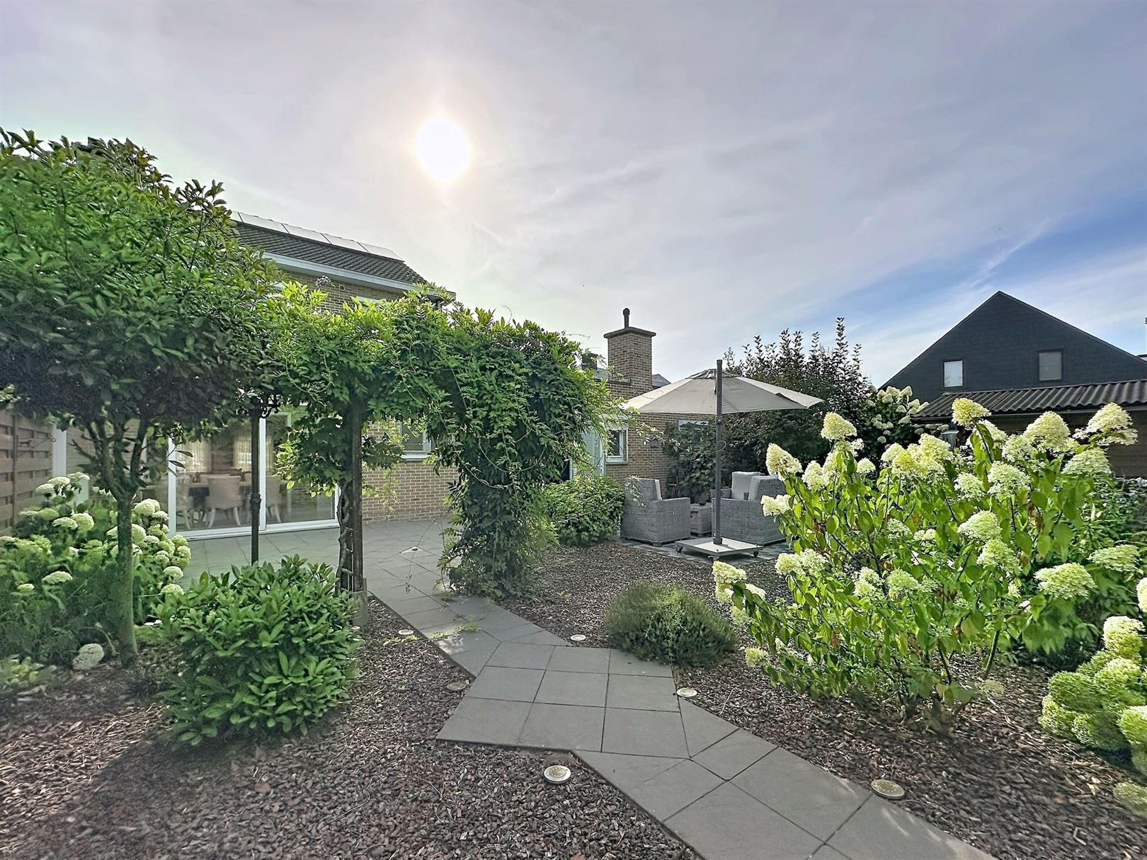 Instapklare HOB met oprit, garage en gezellige tuin. - foto 4