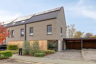Van harte welkom in deze gezellige, energiezuinige en recente woning (2020) in een rustige nieuwbouwwijk, midden in het bruisende centrum van Heist-op-den-Berg.<br /><br />Je komt binnen via de hal, waar je meteen de handige berging en het gastentoilet ontdekt. In de lichtrijke woonruimte met open keuken is het in elk seizoen heerlijk vertoeven.<br /><br />Op de eerste verdieping bevinden zich drie ruime slaapkamers en een moderne badkamer met inloopdouche en toilet.<br /><br />De zolderverdieping is een volledig afgewerkte polyvalente ruimte (eventueel op te splitsen in twee slaapkamers) met twee kleinere kamers voor de technische ruimte en extra opbergmogelijkheden.<br /><br />Buiten kom je tot rust in de onderhoudsvriendelijke tuin met aangelegd terras.<br /><br />Op de ruime oprit passen drie auto’s, waarvan één onder de (hoge) carport, ook ideaal voor een mobilhome. Achter de carport stal je droog je fietsen en tuinmateriaal in een afgesloten buitenberging.<br /><br />Extra troeven: EPC label A - 7 zonnepanelen - vloerverwarming op het gelijkvloers - gezellige tuin - rustige woonomgeving.<br /><br />Koop nu nog in 2026 en geniet nog van de registratierechten aan 2 % !! <br /><br />Plan gerust je bezoek in en kom zelf ontdekken hoe je in alle rust comfortabel en energiezuinig kunt wonen met alle winkels, restaurants én het station van Heist-op-den-Berg op wandelafstand!