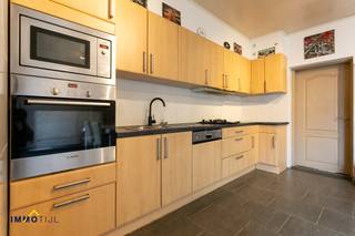 Deze instaplare woning beschikt op het gelijkvloers over een inkomhal, gezellige woonkamer met zithoek, een open, ingerichte keuken met eethoek. Er...