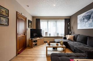 In het rustige Erwetegem, deelgemeente van Zottegem, bevindt zich deze verrassend ruime woning met tal van troeven. Op slechts 150 meter wandelafstand van een basisschool en met een bushalte voor de deur, geniet je hier van een gunstige ligging – ideaal voor gezinnen of zelfstandigen die wonen en werken willen combineren.
<p>De woning beschikt over drie garages, wat zorgt voor meer dan voldoende opslagruimte. Perfect om je wagens veilig binnen te plaatsen en tegelijk ruimte te behouden voor hobby’s, werkmateriaal of je zelfstandige activiteit.</p>
<p>Op technisch vlak is deze woning alvast helemaal klaar voor de toekomst. Er zijn zonnepanelen met thuisbatterij, de elektriciteit is conform, en dankzij het EPC-label D geldt er geen renovatieverplichting. De centrale verwarming met condensatieketel op gas (geplaatst in 2020) zorgt voor een efficiënte verwarming, terwijl de pelletkachel in de leefruimte extra gezelligheid biedt. Bovendien werden het hellend en plat dak volledig vernieuwd en geïsoleerd – een mooie meerwaarde.</p>
<p>Indeling van de woning: Gelijkvloers: inkomhal, leefruimte, keuken, badkamer, apart toilet, bergruimte en drie garages. Verdieping 1: nachthal met twee slaapkamers. Verdieping 2: extra kamer onder het dak. Kelder.</p>
<p>Tot slot biedt dit perceel nog een unieke opportuniteit: er bestaat de mogelijkheid om te verkavelen in twee percelen, waardoor de tuin ook als bouwgrond kan worden benut.</p>
<p>Voor meer informatie: bel Jordi 0477/32.61.53</p>