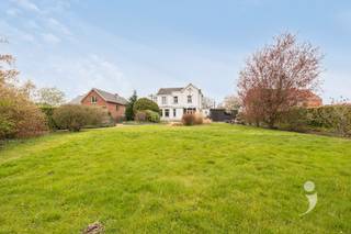 <p><span>Statige te renoveren woning op een prachtig perceel van 12a 15ca, ideaal gelegen nabij het centrum van Tildonk en Wespelaar. </span></p><p><span> </span></p><p><span>We komen binnen in de inkomhal van deze charmante woning, waar ook een gastentoilet voorzien is. Aan de rechterzijde bevindt zich een bijzonder lichtrijke en royale leefruimte met tapijtvloer, houtkachel en hoge plafonds die zorgen voor een aangenaam gevoel van ruimte.</span></p><p><span> </span></p><p><span>Links van de inkomhal vindt u een polyvalente ruimte die volledig naar eigen wens kan worden ingericht. Deze kan perfect dienen als thuiswerkbureau, extra slaapkamer, praktijkruimte,... Verder is er nog een ruime keuken met eetplaats en zicht op terras en tuin. </span></p><p><span> </span></p><p><span>Op de eerste verdieping zijn er drie volwaardige slaapkamers en een badkamer. De badkamer is uitgerust met een bad, wastafel, aparte douchecel en de verwarmingsketel. Via een vaste trap bereikt u de zolder, momenteel ingericht als praktische stockageruimte. Daarnaast beschikt de woning ook nog over een kelder.</span></p><p><span> </span></p><p><span>Buiten geniet u van een verzorgde, volledig omheinde tuin met veel groen, struiken en een siervijver. Ook is er nog een groot terras aanwezig. Naast de woning bevindt zich een aanpalende garagebox met automatische poort en extra parkeergelegenheid op de oprit. </span></p><p><span> </span></p><p><span>De woning is onderhevig aan de renovatieplicht.</span></p><p><span> </span></p><p><span>Interesse in deze karaktervolle woning? Contacteer ons op 016 15 31 15 of info@immolivit.be</span></p>