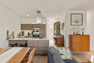 <strong>Lichtrijk duplexappartement met twee zonnige terrassen in hartje Antwerpen</strong><br /><br />- KIJKDAG 25/07 -<br /><br />Op een toplocatie aan de Ankerrui 50, midden in het bruisende stadscentrum van Antwerpen, bevindt zich dit stijlvolle duplexappartement op de tweede en derde verdieping. De woning combineert ruimte, licht en comfort met een uitstekende ligging. Dankzij de grote raampartijen en de zuidgerichte achtergevel baadt het appartement de hele dag in natuurlijk licht. De ruime leefruimte met open keuken vormt het hart van de woning en biedt een aangename, open sfeer. Verder beschikt het appartement over twee volwaardige slaapkamers, een verzorgde badkamer en twee zuid gerichte terrassen aan de achterzijde, waar u in alle rust kunt genieten van de zon.<br /><br />Ook de ligging is een absolute troef. Op wandelafstand bevinden zich de Scheldekaaien, de Grote Markt, het Eilandje, het MAS en tal van gezellige restaurants, cafés en winkels. Bovendien geniet u van een uitstekende bereikbaarheid dankzij de nabijheid van het openbaar vervoer en de vlotte aansluiting op de Ring en de belangrijkste invalswegen.<br /><br />Voor extra comfort kunnen twee autostaanplaatsen, elk uitgerust met een laadpaal voor elektrische wagens, mee aangekocht worden aan €35.000 per staanplaats.<br /><br /><strong>Bijzonderheden:</strong><br />- Gebouw volledig gerenoveerd in 2017<br />- Volledig nieuw dak geplaatst in 2025<br />- Fietsenberging & kelderberging<br />- Lage vaste kosten<br />- Asbestveilig<br />- EPC-label B