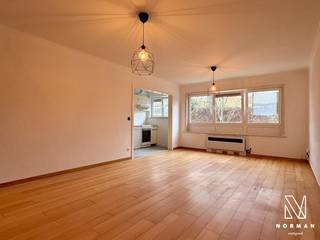 Dit appartement bevindt zich op de eerste verdieping en is bereikbaar via de gemeenschappelijke lift.Via de inkomhal is er verbinding naar de ruimte...