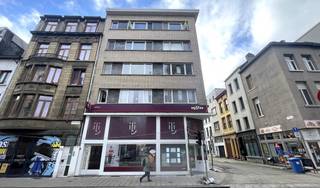 Te koop: een veelzijdig commercieel gelijkvloers met mezzanine, gelegen op de bruisende Sint-Jacobsmarkt, een toplocatie in het hart van de...
