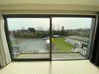 Centraal gelegen en goed onderhouden appartement op de tweedeverdieping, met een begeerde zuidwest-georiënteerd terras. Vlotte bereikbaarheid...