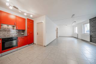 WE INVEST Sud-Luxembourg stelt u met plezier dit ruime duplexappartement voor, ideaal gelegen in het centrum van Aarlen, op wandelafstand van het station, winkels, scholen en alle voorzieningen.  Bij het betreden van het appartement komt u in de inkomhal met een apart toilet. Van hieruit bereikt u de lichtrijke leefruimte, bestaande uit een gezellige woonkamer, een eetkamer en een volledig uitgeruste open keuken. Op dit niveau bevindt zich eveneens een praktische wasruimte.  Op de verdieping geeft de nachthal toegang tot drie slaapkamers, waaronder een master bedroom met een eigen badkamer, uitgerust met een ligbad en een dubbele wastafel. Vanuit deze slaapkamer heeft u rechtstreeks toegang tot een balkon van ongeveer 4 m². Verder vindt u op deze verdieping een tweede badkamer, een apart toilet en een dressing/bergruimte.  Het appartement beschikt bovendien over een privatieve kelder en een ondergrondse parkeerplaats.  Technische kenmerken:  Centrale verwarming op aardgas; PVC-ramen met dubbele beglazing; Individuele tellers; EPC: C; Elektrische installatie: niet conform.  Een ruim en praktisch appartement dat alle comfort biedt om volop te genieten van het stadsleven. Ideaal als eigen woning of als investering.  Voor meer informatie of om een bezichtiging te plannen, neem contact op met WE INVEST Sud-Luxembourg via +32 (0)63 33 00 69 of sud.luxembourg@weinvest.be.