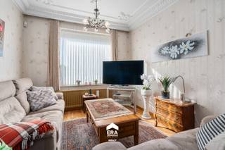 <p>[[ DIT PAND NEEMT DEEL AAN DE ERA OPEN HUIZEN DAG OP 14/3 VAN 9:30 TOT 10:30 ]]</p>

<p>Deze grotendeels gerenoveerde rijwoning ligt langs een invalsweg naar het centrum van Maaseik. Aan de voorzijde geniet je van een vlotte bereikbaarheid en zichtbaarheid, terwijl de achterzijde bereikbaar is via een rustige straat – bijzonder praktisch dankzij de doorgang naar de garage achteraan.</p>

<p>De woning werd gebouwd in 1957 en kreeg de voorbije jaren belangrijke vernieuwingen. Zo werd het dak vernieuwd, is er een aanbouw gerealiseerd die het woonvolume uitbreidt en werd de badkamer aangepakt. Binnenin beschik je over drie slaapkamers en een ruime zolderverdieping die nog verder kan worden ingericht naar eigen wens. De woning is goed onderhouden, onmiddellijk bewoonbaar en biedt een degelijke basis voor wie nog verder wil verfijnen.</p>

<p>Technisch zit het ook goed met zonnepanelen, een vernieuwde cv-ketel op stookolie, spouwisolatie aan de voorgevel en dubbele beglazing in het aluminium schrijnwerk.</p>

<p><strong>Enkele troeven</strong></p>

<ul><li>Vernieuwd dak en aanbouw – Extra woonruimte en structureel aangepakt.</li><li>3 slaapkamers + ruime zolder – Mogelijkheid om extra kamers of hobbyruimte te creëren.</li><li>Achterliggende doorgang met garage – Bereikbaar via rustige wijkstraat, bijzonder praktisch.</li><li>Degelijke technieken – Zonnepanelen, vernieuwde cv-ketel en dubbele beglazing.</li><li>Centrale ligging – Vlotte verbinding naar Maaseik centrum en voorzieningen.</li></ul>

<p>Op zoek naar een verzorgde woning met uitbreidingsmogelijkheden en een praktische ligging? Dan is dit zeker een bezoek waard!</p>