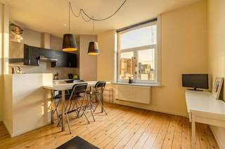 In de stijlvolle residentie Palace, op slechts enkele passen van de Zeedijk in Zeebrugge, bevindt zich dit aangename appartement met een verrassend praktische indeling. Bij het binnenkomen kom je in de inkomhal, die toegang geeft tot de leefruimte met open keuken en het gastentoilet. Verder beschikt het appartement over een volwaardige slaapkamer, een badkamer en een extra slaapruimte met drie hoogslapers, ideaal om familie of vrienden te ontvangen. Dankzij de ligging vlak bij zee en de veelzijdige mogelijkheden is dit een interessante opportuniteit voor wie op zoek is naar een eigen stek aan de kust, een permanente woonplaats of een investering met verhuurpotentieel. Bewoners kunnen bovendien gebruikmaken van de gemeenschappelijke fietsenberging, waar fietshaken beschikbaar zijn voor verhuur. Laat je verrassen door de mogelijkheden van dit appartement in residentie Palace en neem gerust contact op met makelaar Stéphanie 0472 77 86 60 of stephanie@keyimmo.be voor een bezoek.