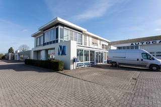 Goed onderhouden, deels gerenoveerd appartement op een uitstekende locatie te Essen. Het appartement heeft een eigen inkomhal met de trap die je...