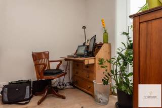 Deze prachtige, hedendaagse woning werd gebouwd in 2015 en combineert moderne architectuur, hoogwaardig comfort en uitstekende energieprestaties (EPC label A).<br />De woning kenmerkt zich door haar strakke vormgeving, kwalitatieve afwerking en aangename lichtinval. <br /><br />Bij het betreden van de woning komt u in een inkomhal die toegang geeft tot de lichtrijke leefruimte met een moderne, open uitstraling en open keuken. De woning werd zeer smaakvol en tijdloos afgewerkt met duurzame materialen.<br /><br />Op het gelijkvloers bevindt zich bovendien een gastentoilet, een berging en een extra ruimte die perfect kan dienen als bureau, hobbyruimte of vierde slaapkamer.<br />Op de verdieping bevinden zich de nachthall, een tweede toilet, drie volwaardige slaapkamers en een stijlvolle badkamer (uitgerust met zowel een ligbad als een aparte douche).<br /><br />Dankzij de vloerverwarming in combinatie met een energiezuinig geothermisch systeem geniet u van een aangenaam binnenklimaat en bijzonder lage energiekosten. Dit resulteert in een uitstekend EPC label A.<br /><br />De woning is op heden aan een zeer standvastige huurder verhuurd, zodat het tevens de perfecte investering kan zijn!<br />Ideaal dus voor wie op zoek is naar een moderne, energiezuinige en comfortabele gezinswoning met een hedendaagse uitstraling.
