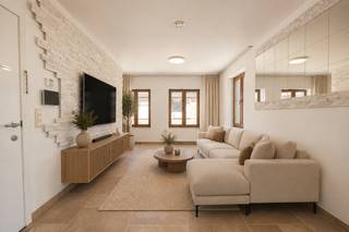Op zoek naar een instapklaar duplexappartement met veel ruimte én staanplaats, natuurlijke lichtinval en een uitstekende ligging? Dan is dit verzorgde appartement zeker een bezoek waard. Met een ruime leefruimte, drie volwaardige slaapkamers, een zonnig terras en een energiezuinig EPC-label B biedt deze eigendom alle comfort voor wie centraal en zorgeloos wil wonen. <br /><br />Eerste verdieping<br />- Ruime en lichtrijke leefruimte met grote raampartijen<br />- Hypergeïnstalleerde open keuken met alle hedendaagse comfort<br />- Praktische aparte berging<br />- Zonnig terras<br /><br />Tweede verdieping<br />- Drie volwaardige slaapkamers<br />- Centraal gelegen badkamer met inloopdouche<br />- Dubbele wastafel in meubel<br />- Toilet<br /><br />Extra troeven<br />- Staanplaats inbegrepen in de prijs! Mogelijkheid tot aankoop van een tweede autostaanplaats voor €15.000<br />- Uitstekende ligging vlak bij het centrum van Sint-Niklaas<br />- Winkels, scholen, openbaar vervoer en andere voorzieningen in de onmiddellijke omgeving<br />- EPC-label B<br />- Elektrische installatie conform<br />- Instapklaar duplexappartement<br />- Kleinschalig gebouw met slechts twee appartementen