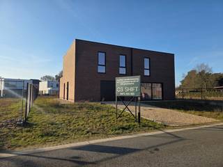 Woonproject Gabriëlsdijk / 1-Meilaan bestaat uit 9 zeer energiezuinige nieuwbouwwoningen en 1 bouwgrond, rustig gelegen nabij alle faciliteiten en op 900 m van de Markt, op fietsafstand van recreatie- en natuurpark Keiheuvel, en met een vlotte verbinding naar de omliggende gemeentes Mol, Meerhout, Ham, Lommel en Leopoldsburg.<br /><br />De woning is reeds afgewerkt en geschilderd. De tuin werd reeds omheind en het terras en de oprit werden aangelegd. Instapklaar en snel beschikbaar !<br /><br />LOT 9:<br /><br />Via de inkomhal, met gastentoilet, komt u in de open leefruimte welke opgedeeld is in een zithoek, eethoek en een open keuken, uitgerust met een vaatwasser, combi-oven, koelkast, Bora inductievuur met geïntegreerde afzuiging, spoelbak en een composieten werkblad. Verder is er een ruime inpandige garage met berging.<br /><br />Doordat het perceel een ideale ZW oriëntatie heeft, geniet u veel lichtinval in de leefruimte en veel zon in de tuin.<br /><br />Op de verdieping geeft de nachthal uit op 3 slaapkamers, een badkamer (douche en dubbele wastafel), en een apart nachttoilet.<br /><br />De kwalitatief gebouwde en volledig afgewerkte woningen (1 OB en 8 HOB) hebben bewoonbare oppervlaktes van 120 tot 171 m² en tellen 3 of 4 slaapkamers. Eén lot wordt als bouwgrond voor een OB met bouwvergunning aangeboden. De perceeloppervlaktes variëren tussen 308 en 582 m². <br /><br />De woningen zijn doordacht en uiterst energiezuinig (BEN norm) gebouwd met o.a. vloerverwarming en -koeling, warmtepomp, zonnepanelen, ventilatiesysteem type D, regenwaterrecuperatie, ... . Het E-peil zal maximaal E20 bedragen, waardoor u gedurende 5 jaar geniet van een vrijstelling van onroerende voorheffing.