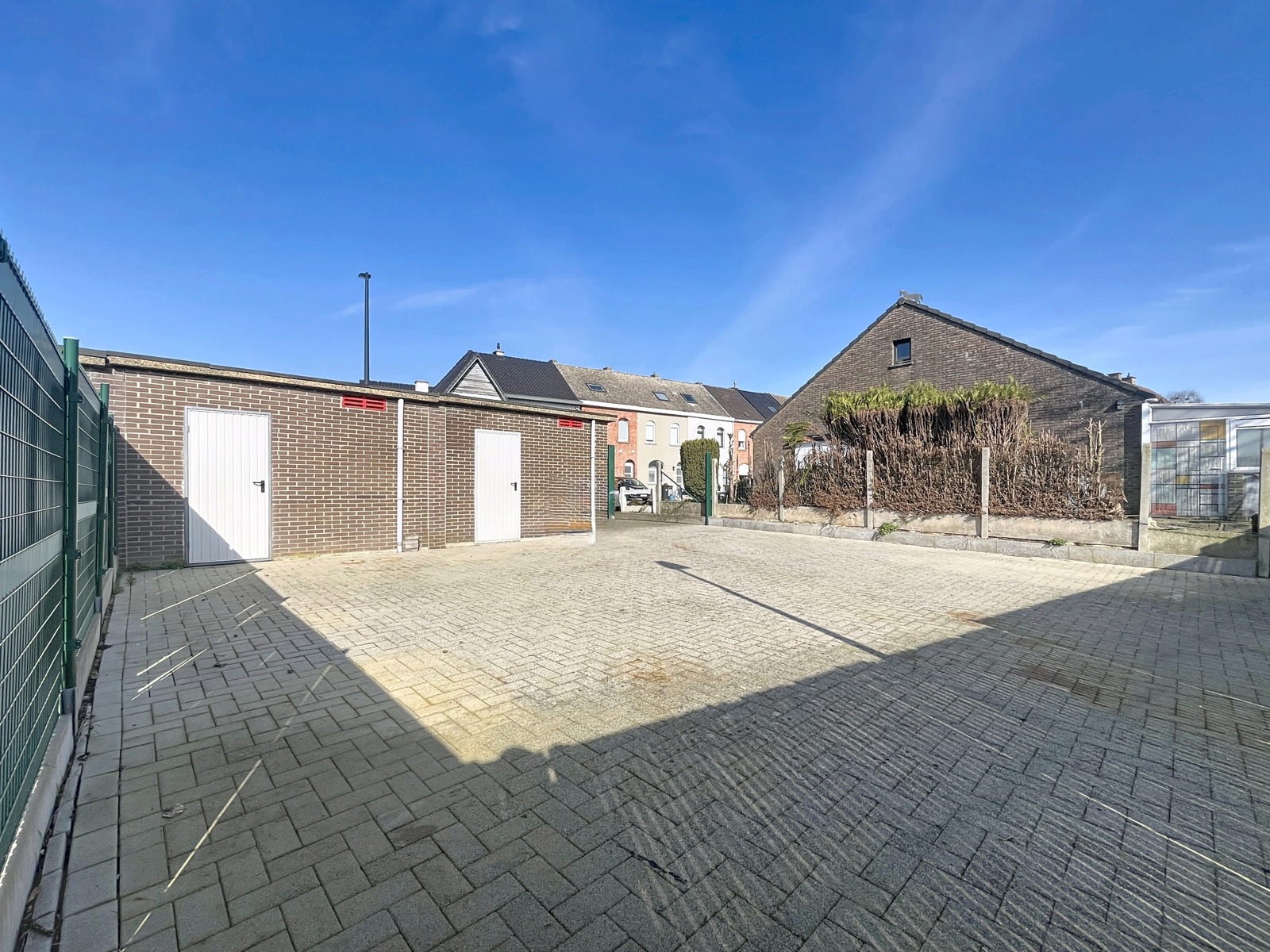 Twee Garages Met Extra Grond op een uitstekende locatie! - foto 4