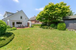 <h3><strong>Te koop in Meise: open bebouwing met 5 slaapkamers en volledige onderkeldering</strong></h3><p>Deze ruime open bebouwing is rustig gelegen in een mooie residentiële wijk in Meise. De woning biedt een praktische indeling met maar liefst vijf slaapkamers, waarvan één op het gelijkvloers, en vormt de ideale gezinswoning voor wie op zoek is naar ruimte en comfort. Dankzij de volledige onderkeldering beschikt u over heel wat extra opslag- en hobbyruimte. De rustige ligging wordt gecombineerd met een vlotte bereikbaarheid dankzij de nabijheid van openbaar vervoer en belangrijke invalswegen. Nabijgelegen gemeenten zoals Wolvertem, Grimbergen en Kapelle-op-den-Bos zijn bovendien gemakkelijk bereikbaar. </p><p><br /></p><p><strong>Belangrijkste ruimtes:</strong></p><p>• Inkomhal met ingemaakte kasten</p><p>• Ruime woonkamer met open haard</p><p>• Keuken met dubbele spoelbak, elektrische kookplaat en oven</p><p>• Vijf slaapkamers (15 m², 14 m², 13 m², 11 m² en 9 m²)</p><p>• Badkamer met douche, toilet en dubbele wastafel</p><p>• Garage met automatische sectionale poort</p><p>• Volledig onderkelderd met wasruimte, technische ruimte en extra bergruimtes</p><p>• Zolder geschikt als extra opslagruimte</p><p><br /></p><p><strong>Troeven:</strong></p><p>• Vijf slaapkamers, waarvan één op het gelijkvloers</p><p>• Volledig onderkelderd met garage en tal van opslagmogelijkheden</p><p>• Rustig gelegen in een residentiële wijk nabij openbaar vervoer</p><p><br /></p><p><strong>Wens je een bezoek? Contacteer ERA LEUS &amp; TOYE via 02/335.11.12 en plan een afspraak met Gilles Sato.</strong></p><p><br /></p><p><strong>JOUW DROOMHUIS. ZO GEVONDEN!</strong></p>