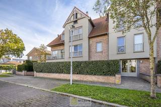 <strong>Een instapklaar appartement met een zeer aangename leefruimte met open keuken uitgevend op het terras, een berging, een ruime hoofdslaapkamer, een kleine inpandige kinderkamer, een verzorgde douchekamer en een goed toegankelijke ondergrondse parking met aansluitende kelderberging.</strong><br /><br /><strong>LIGGING: </strong><br />De perfecte ligging aan zee, in een rustige laan, in het aangename Zeebrugge-Bad. Op enkele passen van de zeedijk, tennis en minigolf vlakbij, horeca, station en tram op wandelafstand, directe toegang tot grote verbindingswegen richting Knokke-Heist, Lissewege en Blankenberge! Zeer aangenaam en discreet gelegen voor de zeeliefhebbers op zoek naar de rust!<br /><br /><strong>INDELING: </strong><br /><strong>Appartement: </strong><br />- Fijne open leefruimte – open keuken (voorzien van alle comfort o.a. gasvuur en vaatwas) – bergruimte – ruime hoofdslaapkamer – kleine inpandige kinderkamer – douchekamer (voorzien van douche, lavabo en wc) -<br /><br /><strong>EXTRA TROEVEN:</strong><br />- Zo goed als nieuw appartement, instapklaar<br />- Nette afwerkingsgraad (o.a. parketvloeren)<br />- Goed uitgeruste keuken<br />- Energievriendelijk appartement (label B)<br />- Elektrische installatie conform<br />- Extra ruim natuurstenen terras<br />- Kwalitatief afgewerkte gemeenschappelijke delen<br />- Ruime ondergrondse autostandplaats (autolift)<br />- Kelderberging<br />- Heerlijk rustige locatie met veel parkeergelegenheid in nabijheid<br />- Wandelafstand van station/tram<br />- Meubilair ter overname in overleg<br /><br /><strong>Stedenbouwkundige Inlichtingen:</strong><br />Bouwvergunning – Woongebied - Geen dagvaarding – Geen voorkooprecht – Geen verkavelingsvergunning<br /><br /><strong>EPC:</strong> 118kWh/(m²jaar) <strong>met Certificaatnummer:</strong> 20261009-0003971410-RES-1<br /><br /><strong>O-Peil:</strong> Woning gelegen in niet overstromingsgevoelig gebied.<br />P- Score: A<br />G-Score: A<br /><br /><strong>Benieuwd naar dit gelijkvloers appartement? Ons IDEALIS Team geeft U met plezier en steeds vrijblijvend de nodige informatie via e-mail , ter plaatse of op ons kantoor te Pelt.<br />Wenst U advies omtrent uw eigen woning? Graag plannen wij vrijblijvend met U een afspraak in om onze expertise met U te delen, steeds tot Uw dienst!!<br />Neem contact op met IDEALIS VASTGOED op 011/515 565 of mail naar info@idealisvastgoed.be!</strong><br />