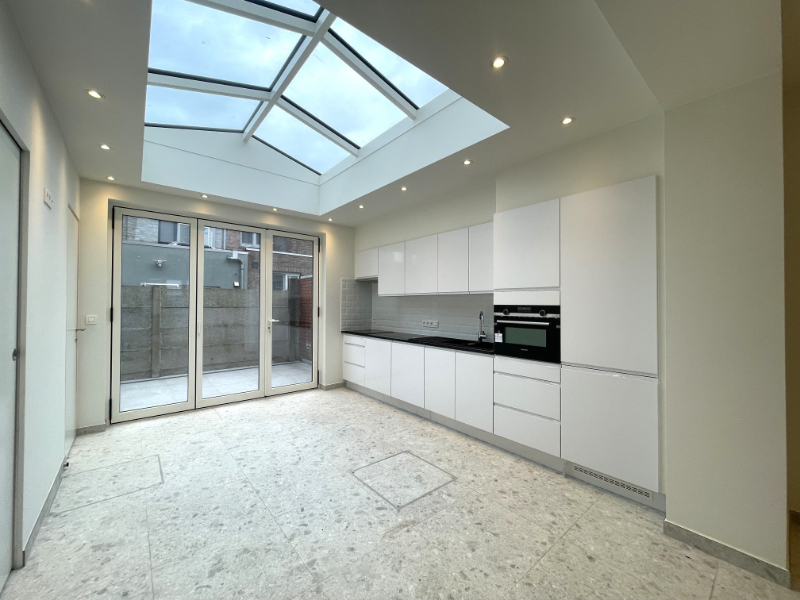 Totaal gerenoveerde woning met terras nabij UZ Gent - foto 5