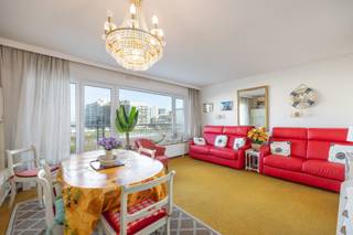 <p><strong>Residentie PANORAMIC C – Westende: instapklare gemeubelde studio met ver zeezicht.</strong></p>
<p>Op een uitstekende ligging in Westende, op wandelafstand van zee en strand, bevindt zich deze charmante en volledig gemeubelde studio in een verzorgde residentie met fietsenberging.</p>
<p>De studio is gelegen op de 2e verdieping en geniet van een aangenaam open zicht met ver zeezicht.</p>
<p>Dankzij de grote raampartijen baadt de leefruimte in het licht en heeft u rechtstreeks toegang tot het terras, waar het heerlijk vertoeven is.</p>
<p>Indeling: inkomhal met vestiairemogelijkheden, lichtrijke leefruimte met zithoek en eetplaats, ingerichte kitchenette, badkamer met douche, toilet en wastafel. Het appartement wordt volledig gemeubeld verkocht, ideaal als tweede verblijf of investering.</p>
<p>Interesse in deze ideale pied-à-terre aan de kust? Contacteer ons voor een bezoek !</p>