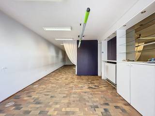 Dit handelspand is verspreid over een gelijkvloers en twee verdiepingen, en geniet een commerciële ligging aan de Markt van Lokeren. Deze ligging...