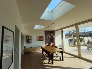 Ontdek deze charmante en bijzonder lichtrijke halfopen woning, ideaal gelegen nabij het centrum van Marke. De woning werd 6 jaar geleden volledig gerenoveerd en combineert modern wooncomfort met een aangename, open leefomgeving.Via de inkomhal komt u terecht in de ruime leefruimte met volledig ingerichte keuken. De grote glazen achtergevel zorgt voor een overvloed aan natuurlijk licht en biedt een prachtig zicht op de zonnige, zuid gerichte tuin. Aansluitend bevindt zich een gezellig, deels overdekt terras waar u in alle rust kan genieten van het buitenleven.Op het gelijkvloers bevindt zich eveneens een volledig uitgeruste badkamer en gastentoilet. Vanuit de keuken is er een praktische doorgang naar de ruime garage en berging. De elektrische poort zorgt voor extra comfort en veiligheid.Op de eerste verdieping bevinden zich twee volwaardige slaapkamers. Via een vaste trap bereikt u de zolderverdieping, die momenteel ingericht is als extra slaapkamer maar ook perfect kan dienen als hobbyruimte of bureau.Deze woning biedt een ideale combinatie van licht, ruimte en comfort, en dit op een gunstige ligging dicht bij winkels, scholen en andere voorzieningen.Een ideale gezinswoning voor wie op zoek is naar een instapklare woning met veel licht en een zonnige tuin.De algemene voorwaarden van Dewaele DIY kunt u steeds raadplegen via dewaele.com.