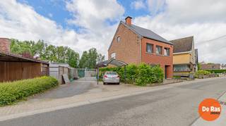 DENDERHOUTEM - Deze op te frissen woning is uitstekend gelegen, op een boogscheut van de dorpskern, met alle voorzieningen zoals supermarkten, scholen, winkels, sportcentrum en openbaar vervoer in de directe omgeving. Daarnaast geniet deze woning een heel goede bereikbaarheid door zijn ligging vlakbij de N45 en de op- en afritten van de E40.<br /><br />Naar indeling toe is de woning op het gelijkvloers voorzien van een inkomhal, een woonkamer, een ingerichte keuken, een apart toilet en een badkamer. Op de eerste verdieping bevinden zich 3 slaapkamers en een toilet. Verder beschikt de woning nog over een zolder, die mogelijkheden biedt, en een kelder. <br /><br />Buiten is de woning voorzien van een zeer ruime oprit, leuk terras en een garage.<br /><br />Naar comfort toe beschikt dit pand over centrale verwarming op stookolie, dubbele beglazing (ALU), isolatie op de zoldervloerplaat, vernieuwd dak (2018),... <br /><br />Kortom, bent u op zoek naar een op te frissen woning met 3 slaapkamers, ruime oprit en een garage op een uitstekende locatie te Denderhoutem? Aarzel dan niet en maak snel uw afspraak! Meer info of bezoek 053/60.65.60.<br /><br />De vermelde prijs is een richtprijs. Na ontvangst van de biedingen zal de verkoper beslissen of hij de eigendom verkoopt aan het beste bod. De richtprijs is aldus niet bindend voor de verkoper. Voor meer info kunt u ons contacteren of het reglement raadplegen op onze website.