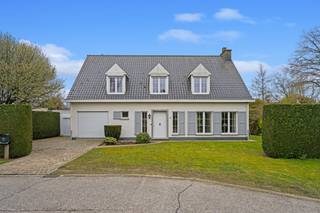 <p><strong>ALTRO VASTGOED VERKOOPT: Bezoekdag op afspraak</strong></p><p>Bent u op zoek naar een woning met karakter op een absolute toplocatie in Deinze? Deze alleenstaande villa ligt verscholen in een rustige, doodlopende wijk waar privacy en sereniteit centraal staan. De ligging is werkelijk uniek: op wandelafstand van prachtig natuurgebied en de idyllische oude Leiearm aan de “Vosselare Put”.</p><p>Bij het betreden van de woning wordt u verwelkomd in een royale inkomhal die dankzij de open trap en de natuurlijke lichtinval onmiddellijk een aangenaam en ruimtelijk gevoel geeft. Vanuit de hal loopt u door naar de sfeervolle living, waar een gezellig houtvuur de centrale verwarming aanvult voor extra warmte. Dankzij de grote raampartijen langs alle kanten geniet u hier van een spectaculaire lichtinval en een rustgevend zicht op de mooi aangelegde tuin. Het gelijkvloers beschikt verder over een zeer ruime aparte keuken en een praktische inpandige garage.</p><p>Op de eerste verdieping bevinden zich drie slaapkamers, waaronder één gigantische master bedroom. Een troef is de verbinding tussen één van de slaapkamers en de naastgelegen dressing, deze ruimte kan perfect dienen als dressing of als aparte (kinder)slaapkamer. De nachthal biedt verder toegang tot de badkamer met ligbad, douche en toilet. Voor wie nog extra ruimte wenst, is er een ruime zolder met tal van mogelijkheden.</p><p>Mits de nodige energetische opfrissingen kan dit unieke pand getransformeerd worden tot een modern pareltje.</p><p>Interesse? Maak een afspraak bij <strong>Leen</strong> via <strong>0478/69.84.34</strong> of <strong>Leen@altro-vastgoed.be</strong>.</p>
