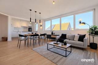 Volledig gerenoveerd appartement met 2 slaapkamers, dressing/slaapkamer en zonnig terras.STARTPRIJS: Elk bod boven deze startprijs, wordt voorgelegd aan de eigenaars, die al dan niet kunnen in gaan op dit aanbod.Op zijn centrale ligging ontdek je dit volledig gerenoveerde appartement (2026) met EPC-label B. Gelegen op de tweede verdieping van een gebouw zonder lift, geniet je hier van bijzonder lage algemene onkosten.De lichtrijke leefruimte sluit naadloos aan op de open, volledig geïnstalleerde keuken met kookeiland. Verder zijn er twee slaapkamers, waarvan één met toegang tot het zonnige terras met prachtig vergezicht richting de Brugse Halletoren. De moderne badkamer beschikt over een inloopdouche en toilet. Daarnaast zijn er een praktische berging en een extra ruime kamer, ideaal als dressing, bureau, hobbyruimte of extra bergruimte.De centrale ligging vormt een extra troef: winkels, scholen, openbaar vervoer en belangrijke verbindingswegen bevinden zich vlakbij. Ook het historische centrum van Brugge is vlot bereikbaar.📞 Contacteer Lorenzo voor een bezoek: 0492 08 08 08 – lorenzo@correctvastgoed.be👉 Online schattingstool: https://www.correctvastgoed.be/schatting