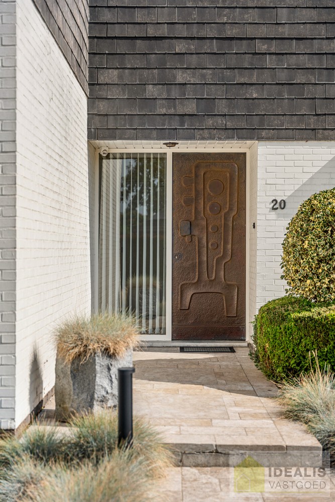 //INVESTERING – NIET VOOR EIGEN GEBRUIK// UITERST GOED ONDERHOUDEN GEZINSWONING OP EEN PRACHTIG, GROEN EN RUSTIG PERCEEL VAN MAAR LIEFST 11A MET LICHTRIJKE WOONKAMER, 3 KNAPPE SLAAPKAMERS, BADKAMER, AFGEWERKTE ZOLDERVERDIEPING EN ONDERGRONDSE GARAGE - foto 4