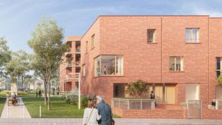 Welkom in De Stip, een vooruitstrevend nieuwbouwproject in Gentbrugge, gelegen tussen de Tennisstraat, Arthur Van Laethemstraat en de Bruiloftstraat, op de voormalige site van AA Gent en La Gantoise.
Hier woon je in een moderne, groene wijk met een sterke focus op duurzaamheid en leefkwaliteit.
Project De Stip omvat 135 wooneenheden, verdeeld over 11 gebouwen:
- 66 eengezinswoningen met private buitenruimte
- 69 appartementen met ruime terrassen
- Commerciële ruimtes die zorgen voor extra levendigheid
De wijk is ontworpen als een laagdorpse woonomgeving met veel licht, groen en een gedeeld park
De Stip zet volop in op duurzaamheid met:
- E-peil lager dan E10
- Collectieve geothermische verwarming (BEO-veld)
- Waterbuffering en biodivers beplantingsplan
- Gebruik van duurzame materialen
- Lage energiekosten, optimaal comfort en 6% btw mogelijk bij aankoop.
De Stip ligt op een strategische locatie in Gentbrugge.
Troeven:
- Energiezuinige woningen (E-peil lager dan E10)
- Collectieve geothermie via ESCO
- 6% btw mogelijk
- Rustige, groene ligging
- Kwalitatieve architectuur
Contacteer ons vandaag voor meer informatie over de beschikbare appartementen en woningen op 0488 14 62 77.
De weergegeven renders dienen uitsluitend ter illustratie en kunnen afwijken van de uiteindelijke uitvoering. In geval van verschillen of interpretatieverschillen primeren steeds het lastenboek en de plannen op de visuele voorstellingen.