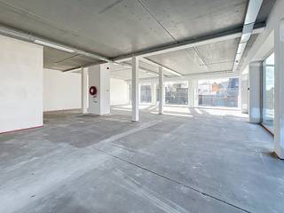 In het prestigieuze nieuwbouwproject Groenloo, gelegen op de voormalige Kodaksite in Vilvoorde, bieden wij nog 5 moderne kantoorruimtes te koopaan. Deze unieke locatie combineert een vlotte bereikbaarheid met een groene, hedendaagse werkomgeving.<br /><br />Kenmerken:<br />- Oppervlakte: 245 m²<br />- Casco oplevering: volledige vrijheid om de ruimte naar eigen smaak en noden in te richten<br />- Moderne nieuwbouw met kwalitatieve uitstraling<br />- Gelegen in een dynamische en groeiende omgeving<br /><br />Daarnaast zijn er ook nog:<br />- Staanplaatsen te huur/ te koop<br />- Bergingen te huur/ te koop<br /><br />Dankzij de strategische ligging nabij belangrijke invalswegen en het centrum van Vilvoorde, is deze locatie ideaal voor ondernemingen die op zoek zijn naar een professionele en vlot bereikbare uitvalsbasis.<br /><br />Troeven:<br />- Nieuwbouwproject met moderne architectuur<br />- Flexibele invulling (casco)<br />- Parkeermogelijkheden en extra opslagruimte<br />- Aantrekkelijke en groene omgeving<br /><br />Interesse? Neem vandaag nog contact op voor meer informatie of een bezichtiging en ontdek de mogelijkheden van uw toekomstige kantoor in Groenloo!<br /><br />Bestuursmaatregelen in het maatregelenregister: in aanvraag