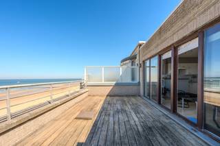 Op de negende verdieping van residentie Mar Del Sol, langs de zeedijk vind je dit prachtig dakappartement te koop met adembenemend frontaal zicht op zee én ruime terrassen. Hier geniet je elke dag van rust, licht en een panoramisch uitzicht op zowel de zee als het hinterland.Indeling: - inkomhal- apart toilet - leefruimte met aansluitend prachtig ruim terras (22m²) met schitterend zicht op zee- open keuken voorzien van een elektrische kookplaat, vaatwasmachine en oven- badkamer voorzien van een douche, lavabomeubel en toilet- slaapkamer 1 (9m²) met toegang tot het terras (20m²)- slaapkamer 2 (5m²) met toegang tot het terrasMogelijkheid tot aankopen garagebox in de residentie Vera Cruz (Troonstraat 81) Pluspunten:- schitterende leefterrassen met prachtig zicht op zee en het hinterland- rustige ligging- gemeenschappelijke fietsenberging met 1 fietshaak- privatieve kelderberging Op zoek naar een unieke plek aan de kust waar licht en uitzicht samenkomen? Dit is jouw kans! Interesse? Neem snel contact op voor meer informatie of een bezoek!Bestuursmaatregelen in het maatregelenregister: in aanvraag