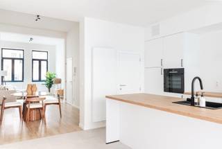 <p>Welkom in jouw nieuwe thuis! Dit gebouw bevindt zich midden in het kloppende hart van Antwerpen, slechts op wandelafstand van het centraal station, de Meir en het mooie stadspark. Naast deze toplocatie biedt dit huis nog tal van andere voordelen, zo is er tot op de blote steen een volledige renovatie uitgevoerd met oog voor detail en duurzaamheid waardoor je nog jaren kan genieten van een comfortabele, energiezuinige woonst. Je wordt verwelkomd door de inkomhal die is voorzien van een gastentoilet met aangrenzend de riante, zonnige woon- en eetkamer met grote raampartijen en een prachtige parketvloer. De moderne open keuken met een royaal kookeiland is voorzien van alle comfort, zoals een keramische kookplaat, dampkap met afvoer, oven, enzovoort.<br />Daarnaast is er ook nog een super handige bijkeuken waar er aansluitingen voorzien zijn voor een was- en droogmachine. Vanuit deze ruimtes heb je geweldig zicht op de uiterst charmante stadstuin (29 m²) waar het in het middelpunt van de bruisende stad heerlijk vertoeven is. In totaal zijn er 4 slaapkamers aanwezig en 2 luxe badkamers die voorzien zijn van een walk in shower, stijlvolle lavabo en toilet. Bovendien heeft de badkamer op de eerste verdieping ook nog een schitterend design ligbad.</p>
<p><strong>Alles is vernieuwd! Bezettingen, vloeren, elektriciteit, centrale verwarming, ramen, afvoer, etc.</strong></p>
<p><strong>Bijkomende gegevens</strong>: EPC label B! Kelder aanwezig, overal is er ingebouwde verlichting, centrale verwarming op gas, dubbele beglazing, hout of PVC. Geïsoleerd dak, muren en gevel. Momenteel verhuurd aan € 2.650/maand, € 31.800/jaar, 5%</p>
<p><strong>Stedenbouwkundige inlichtingen en bodemattest aanwezig. Asbestattest in aanvraag. Bevindt zich niet in een risicozone voor overstromingen (P- en G-score B). Renovatieverplichting niet van toepassing.</strong></p>