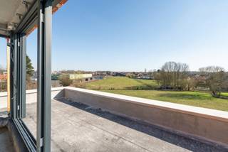 Deze unieke penthouse is gelegen op de 3de verdieping van Residentie Ferentino.Van hieruit geniet je van een prachtig verzicht op de achtergelegen...