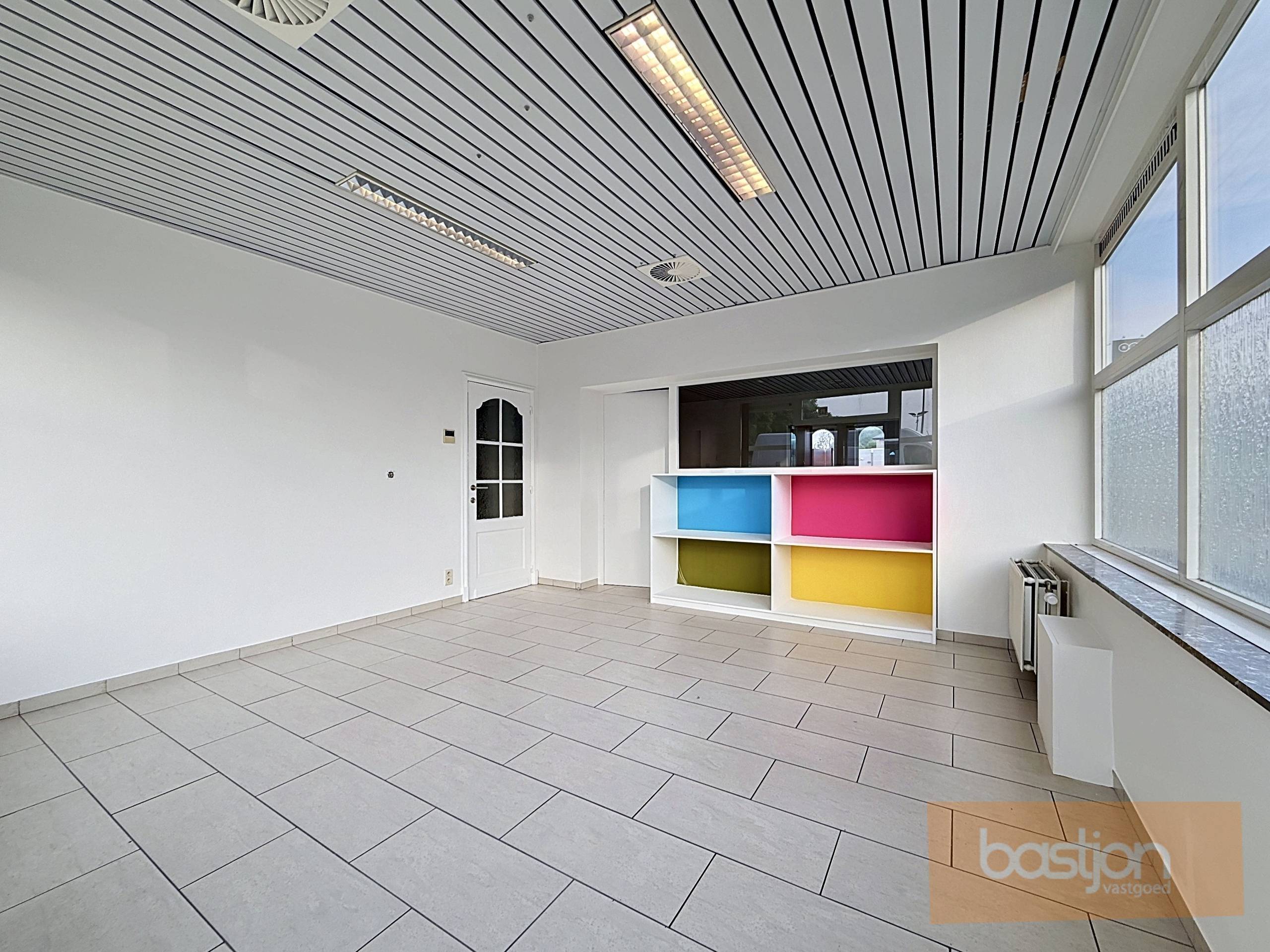 Kantoorruimte op commerciële ligging - photo 3