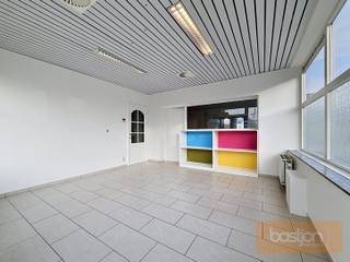 Op zoek naar een vlot bereikbaar kantoor op een commerciële topligging? Deze kantoorruimte in Kuurne geniet van een uitstekende visibiliteit, vlak aan de ring van Kortrijk.<br /><br />De kantoorruimte heeft een totale oppervlakte van 101 m² en is praktisch ingedeeld met drie aparte kantoorruimtes, een keuken en een berging. Dankzij de functionele indeling is het pand ideaal voor vrije beroepen, dienstverlening of administratieve activiteiten.<br />Bovendien is er ruime parkeergelegenheid in de directe omgeving, wat extra comfort biedt voor zowel medewerkers als bezoekers.<br /><br />Troeven van deze kantoorruimte:<br />- Topligging nabij de ring van Kortrijk<br />- Uitstekende zichtbaarheid en bereikbaarheid<br />- Totale oppervlakte van 101 m²<br />- Drie afzonderlijke kantoorruimtes<br />- Keuken en berging aanwezig<br />- Ruime parkeermogelijkheden in de buurt<br /><br />Interesse in deze veelzijdige kantoorruimte? Neem gerust contact op voor meer informatie of een bezoek ter plaatse.