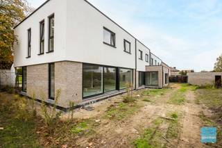 TE KOOP te Wichelen : kleinschalig project bestaande uit 4 moderne BEN-woningen met telkens 3 slaapkamers, terras en tuin en garage.<br />De woningen zijn gelegen in een rustige straat op wandelafstand van de Scheldedijk en het natuurgebied. De woningen worden volledig afgewerkt met kwaliteitsvolle materialen binnen de vermeldde verkoopprijzen. Bovendien kan je deze woningen aankopen onder 6% btw op de constructiewaarde (indien je geen andere eigendom bezit en hier zelf gaat wonen). Op de grondwaarde betaal je registratierechten. Bovendien betaal je hier de eerste 5 jaar geen onroerende voorheffing, wegens een E-peil lager dan 20.<br /><br />Je kiest zelf de vloeren, keuken, badkamer en binnendeuren volgens het lastenboek. <br />De verwarming is vloerverwarming met warmtepomp. Elke woning is ook voorzien van een eigen regenwaterput en 8 zonnepanelen.<br />Kortom, alle modern comfort én zeer energiezuinig (bijna energie neutraal)<br />Voor meer info : 052 52 80 30 - info@goemanvastgoed.be