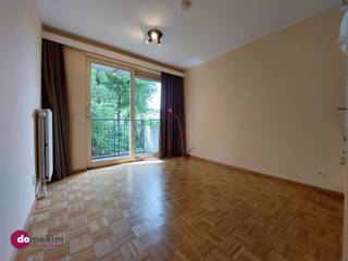 <p><span>Instapklare studio met parkeerplaats binnen de ring van Leuven</span></p><p><span> </span></p><p><span>Ben je op zoek naar studio, ideaal als investering of voor studerende kinderen, in het hart van Leuven? Dan is dit pand in de aangename residentie "Kapucijnerhof" zeker een bezoek waard.</span></p><p><span> </span></p><p><span>De studio heeft een aparte inkomhal. De woonruimte is voorzien van een kitchenette en beschikt over een aangenaam terras met zicht op groen. De badkamer is voorzien van een wastafel, toilet en douche.</span></p><p><span> </span></p><p><span>De gemeenschappelijke fietsenstalling bevindt zich in de kelder van het gebouw. Daarnaast beschik je over een private parkeerplaats.</span></p><p><span> </span></p><p><span>De woonunit en parkeerplaats zijn momenteel verhuurd. Een interessante opportuniteit voor wie op zoek is naar een zorgeloze investering.</span></p><p><span> </span></p><p><span>Wil je wonen of investeren in het centrum van Leuven, met alle voorzieningen binnen handbereik? Contacteer ons dan vandaag voor een bezoek!</span></p><p><span> </span></p><p><span>015 20 36 00 - <span>info@domoxim.be</span></span></p><p><span> </span></p><p><span>domoXim. Waar dromen thuis komen!</span></p><p><span> </span></p><p><span>Ook de waarde van je </span><span>eigen woning</span><span> kennen? Wij geven je graag advies!</span></p>