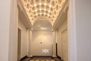 In Edelhof, een volledig gerenoveerd stadspaleis uit 1759, pal in het hart van Gent, wacht deze multifunctionele, polyvalente ruimte van liefst 382 m² op een nieuwe invulling.<br /><br />Dit majestueuze gebouw is gelegen in de kern van het historische hart van Gent. Een unieke plek in het kloppend hart van de stad, omringd door gezellige cafés, restaurants, winkels en cultuur. Dankzij de uitstekende bereikbaarheid, mede door het wijdvertakte netwerk van trams, bussen en fietsroutes, bereik je Edelhof in een mum van tijd. Ook met de wagen bereik je Edelhof vlot dankzij de rechtstreekse toegang vanaf het oprittencomplex aan Gent-Zuid.<br /><br />Deze riante ruimte straalt enorm veel geschiedenis uit en kan naar eigen smaak worden ingericht voor diverse functies, zowel commercieel als kantoorfuncties, waaronder dienstverlening, detailhandel, praktijkruimtes, vrije beroepen en ateliers. Activiteiten die niet stroken met de standing van het gebouw of hinderlijk zijn voor de bovenliggende appartementen, zijn evident niet opportuun.<br /><br />Het gebouw werd de voorbije 6 jaar volledig gerenoveerd en omgevormd tot zes studio’s, negen appartementen, een groot gedeeld dakterras en deze multifunctionele kelderverdieping. <br /><br />De polyvalente ruimte is toegankelijk via de grote toegangspoort en de monumentale inkomhal met zowel de lift als de trap. Er is tevens een rechtstreekse inkom vanaf de straat voor uw cliënteel en/of uw gasten.