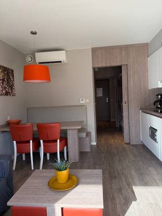 In een groene en rustige recreatieve omgeving aan de Hengelhoefdreef bevindt zich deze gezellige studio. Dankzij de praktische indeling en...