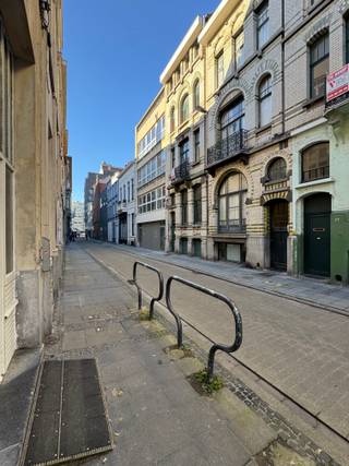 In het bruisende centrum van Oostende bevindt zich deze karaktervolle meergezinswoning met 4 woonentiteiten, momenteel verhuurd. Gelegen op...