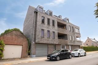 <p><strong>Laakdal: ruim duplex appartement met 3 slaapkamers, lift en autostaanplaats</strong></p>
<p>Dit instapklare duplex appartement is gunstig gelegen in Vorst, deelgemeente van Laakdal, met een vlotte verbinding naar de autostrade op slechts enkele minuten rijden. Daarnaast geniet u van een groene omgeving, terwijl het centrum van Laakdal zich op minder dan 5 minuten bevindt. Openbaar vervoer ligt op wandelafstand en ook het treinstation is in ongeveer 15 minuten bereikbaar.</p>
<p>Het appartement maakt deel uit van een verzorgd appartementsgebouw uit 2014 en bevindt zich op de tweede en derde verdieping. Met een bewoonbare oppervlakte van maar liefst <strong>134 m²</strong>, een <strong>EPC-label A (97 kWh/m² jaar)</strong> en een privatieve autostaanplaats inbegrepen in de prijs, is dit de ideale woonst voor gezinnen, starters of investeerders.</p>
<p><strong>Indeling:</strong></p>
<ul><li><strong>Tweede verdieping:</strong> inkomhal, gastentoilet, lichtrijke woonkamer met eetplaats, open keuken, wasplaats/berging en twee ruime terrassen aan voor- en achterzijde</li><li><strong>Derde verdieping:</strong> nachthal, drie volwaardige slaapkamers en badkamer met ligbad</li><li><strong>Zolder:</strong> praktische opbergruimte</li><li><strong>Buiten:</strong> privatieve autostaanplaats</li></ul>
<p><strong>Troeven:</strong></p>
<ul><li>Ruim appartement van 134 m² met 3 slaapkamers</li><li>EPC-label A – energiezuinig en instapklaar</li><li>Lift aanwezig in het gebouw</li><li>Autostaanplaats inbegrepen in de prijs</li><li>Twee ruime terrassen</li><li>Elektriciteit is conform</li></ul>
<p>Bent u op zoek naar een ruim en energiezuinig appartement op een gunstige locatie? Plan vandaag nog uw bezoek en ontdek deze topper in Laakdal.</p>
<p><strong>JOUW DROOMAPPARTEMENT. ZO GEVONDEN!</strong></p>